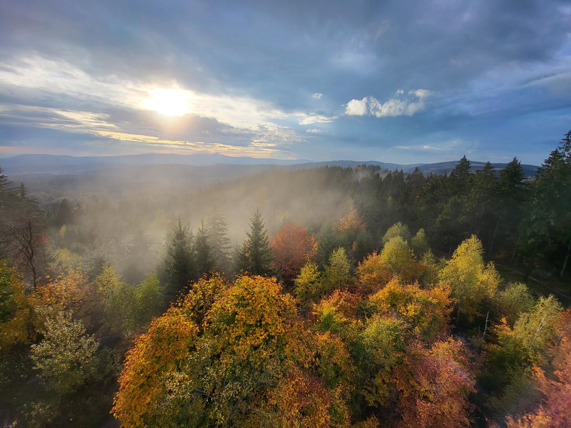 Podzimni-scenerie-z-rozhledny-slovanka-1